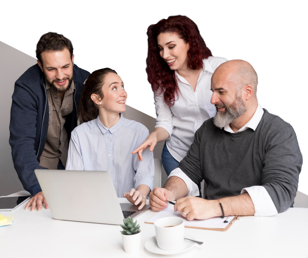 colegas-trabajando-juntos-en-la-oficina